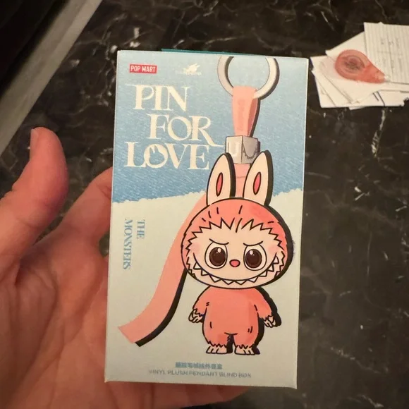 Pop mart pin for love mini labubu - Picture 2 of 3